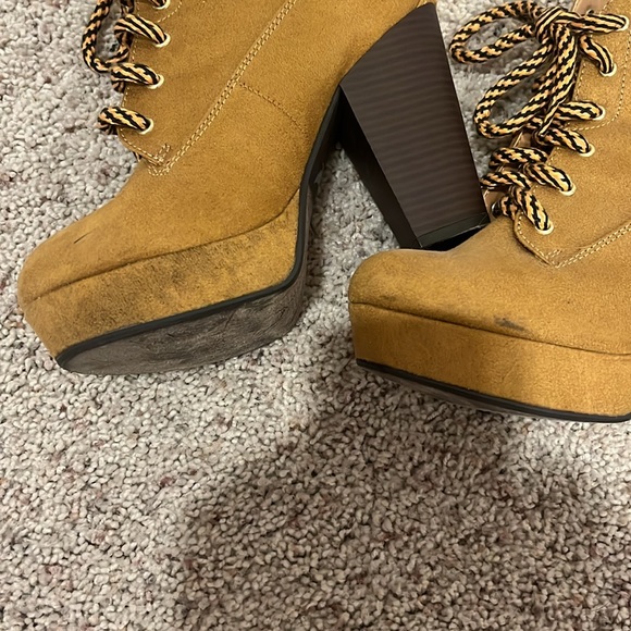 Women heeled “work boots” - Picture 3 of 6